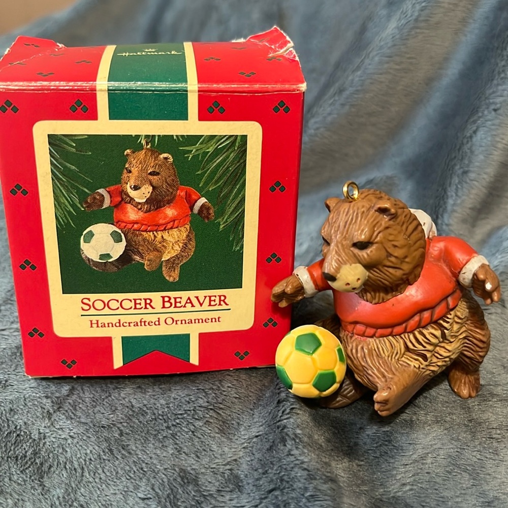 VINTAGE HALLMARK KEEPSAKE ORNAMENT SOCCER BEAVER 1985